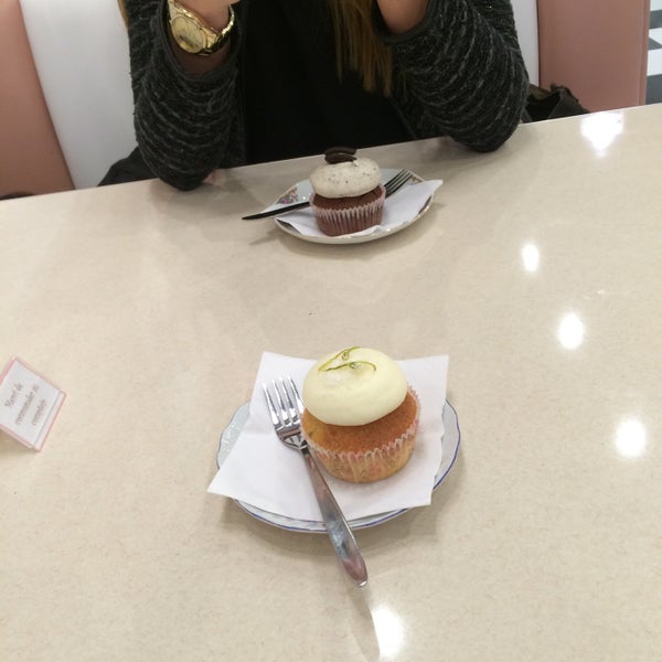Foto tirada no(a) M-Joy Cupcakes por Victoria B. em 2/3/2016