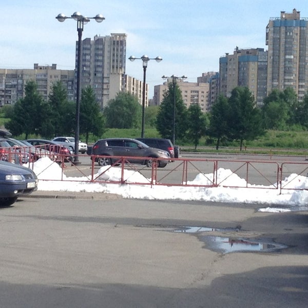 автостоянка у ледового дворца. парковка ледовый холл в нарве. где припарковаться у ледового дворца. парковка йошкар ола. где припарковаться у ледового дворца.