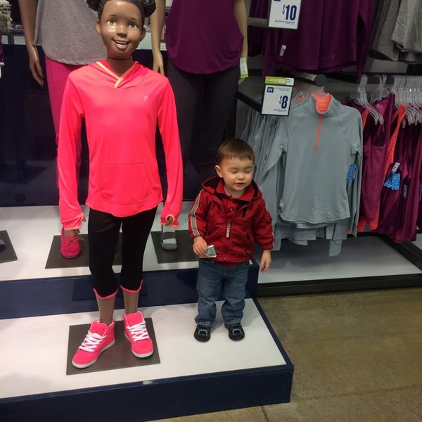 Old Navy Avon'da Giyim Mağazası