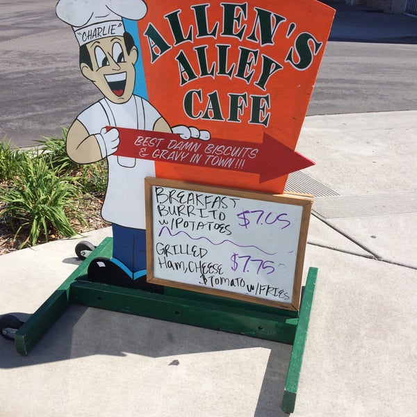 Снимок сделан в Allen&#39;s Alley Cafe пользователем G B. 3/29/2015