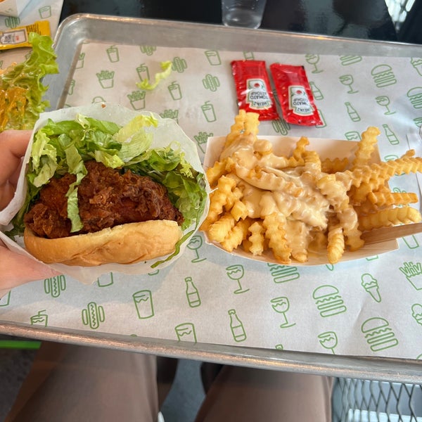Photo taken at Shake Shack by Kailey B. on 1/29/2022