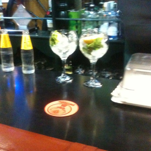 Foto diambil di La Ruleta Gin Tonic Bar Madrid oleh Sofia B. pada 1/10/2013