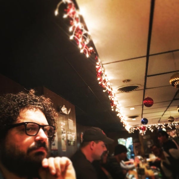 Foto tomada en George&#39;s Lounge  por Lee B. el 12/13/2015