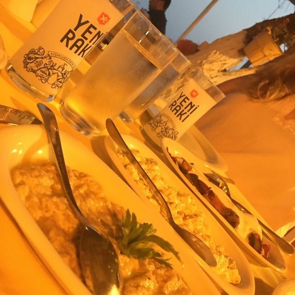 Foto diambil di Sarıhoş Restaurant oleh Tuna pada 7/22/2018
