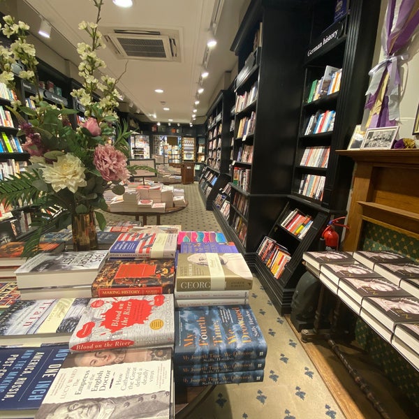 Photo taken at Hatchards by 𝐹 ☽. on 7/6/2022