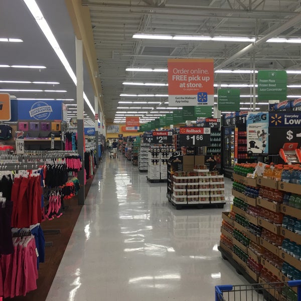 次での写真：Walmart Supercenter Foothill Ranchの大型店