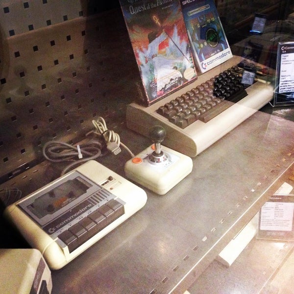 รูปภาพถ่ายที่ Helsinki Computer &amp; Game Console Museum โดย Yasuhiro Y. เมื่อ 7/9/2015