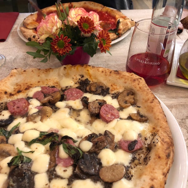 Снимок сделан в La Pizza è Bella пользователем Agnija P. 11/24/2018