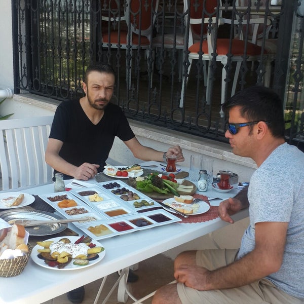 Das Foto wurde bei Sundial Otel, Bar &amp; Restaurant von Kemal Ş. am 5/12/2018 aufgenommen