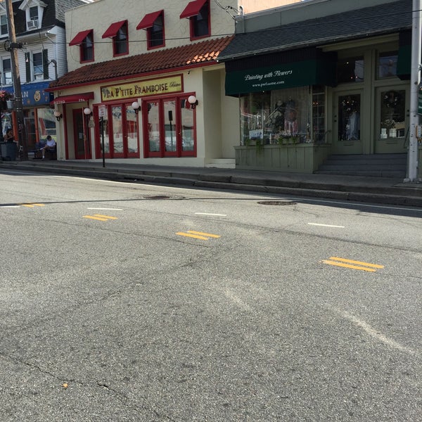 La Petite Framboise French Restaurant in Port Washington