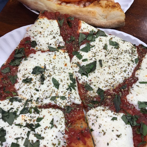 9/9/2018 tarihinde Anna Y.ziyaretçi tarafından Famous Ben&#39;s Pizza of SoHo'de çekilen fotoğraf