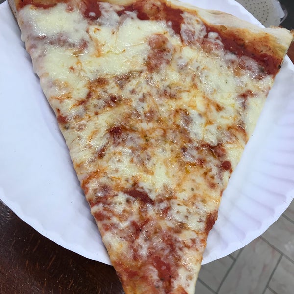 รูปภาพถ่ายที่ Famous Ben&#39;s Pizza of SoHo โดย Anna Y. เมื่อ 9/9/2018