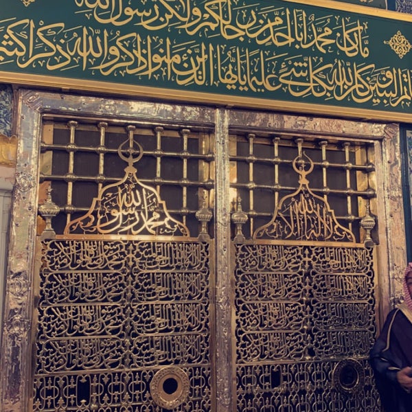 Photo taken at قبر الرسول صلى الله عليه وسلم Tomb of the Prophet (peace be upon him) by Yousef K. on 10/11/2022