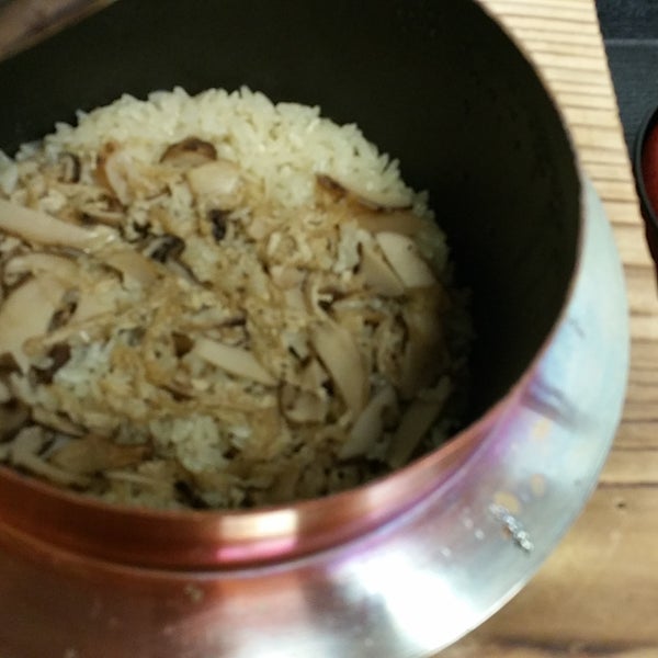 It's the season of Matsutake mushroom. Best way to enjoy "Matsutake Gohan " oishii. .