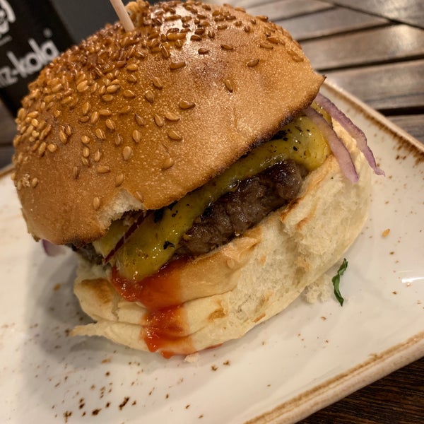 Das Foto wurde bei Upper Burger Grill von Nyphoon am 5/19/2019 aufgenommen
