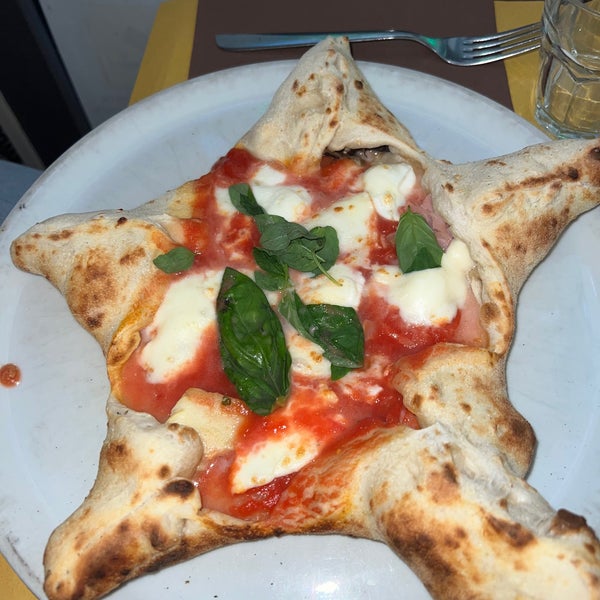 Снимок сделан в Pizzeria O&#39; Vesuvio Napoletana Forno Legna пользователем Meryl B. 4/21/2022