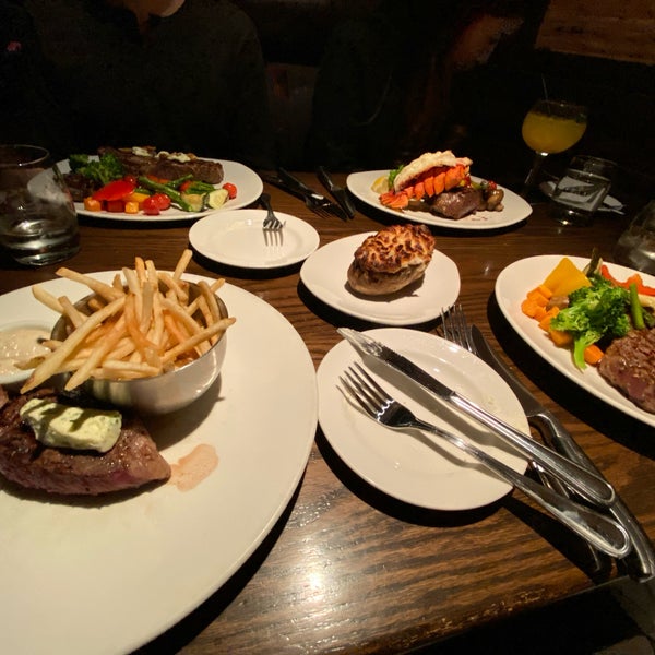 Photo taken at The Keg Steakhouse + Bar - Waterloo by Elisa on 12/23/2021