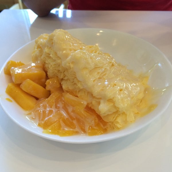 Photo taken at Sno-Zen Shaved Snow &amp; Dessert Cafe by Elisa on 9/14/2014