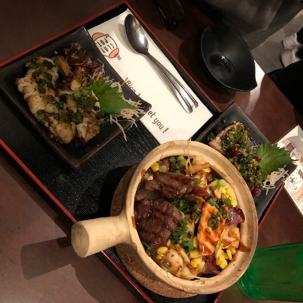 Cozy place. Clay pot supreme is good. Whole squid is decent though the portion is small. There is a lack of rice though in the clay pot. If you want extra rice it’s unfortunately an extra 6 dollars.