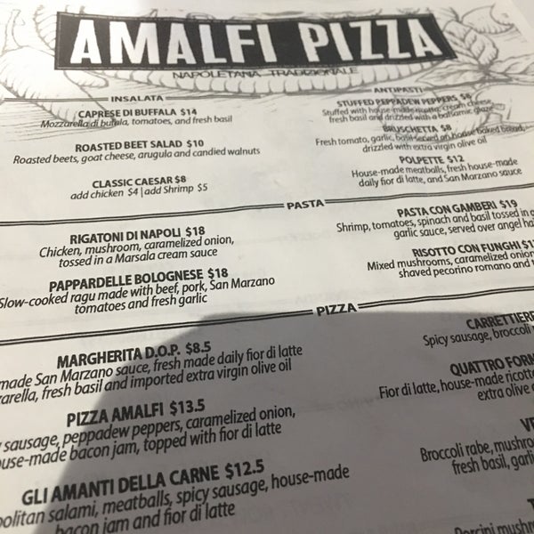 Foto tirada no(a) Amalfi Pizza por Sarah B. em 1/6/2017
