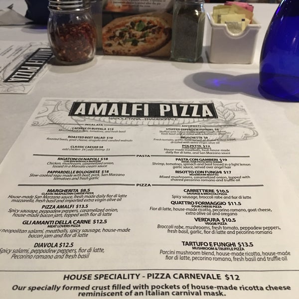 Foto tirada no(a) Amalfi Pizza por Sarah B. em 11/18/2016