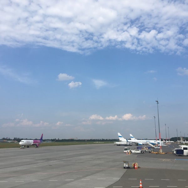 Снимок сделан в Аэропорт Познань-Лавица (POZ) пользователем Gözde K. 6/10/2019
