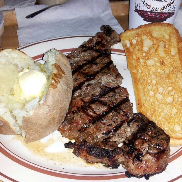 Foto tomada en Mattson&#39;s Steak House  por Toni J. el 6/26/2014