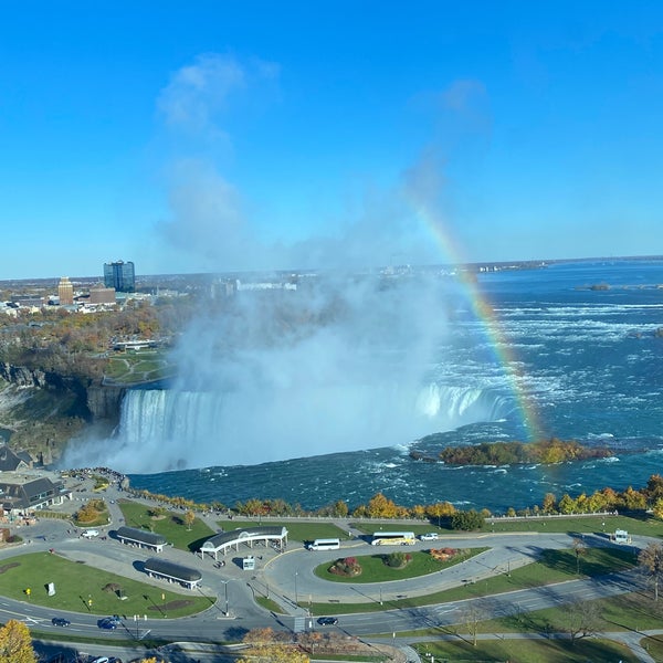 Foto diambil di Niagara Falls Marriott on the Falls oleh Jan D. pada 10/27/2022
