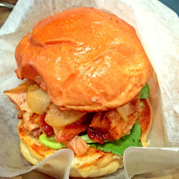 Foto tirada no(a) Konjoe Burger por Alicia T. em 8/16/2013