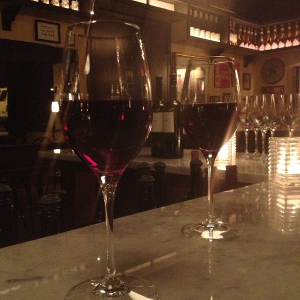 Das Foto wurde bei Vanguard Wine Bar von Mia M. am 3/24/2013 aufgenommen