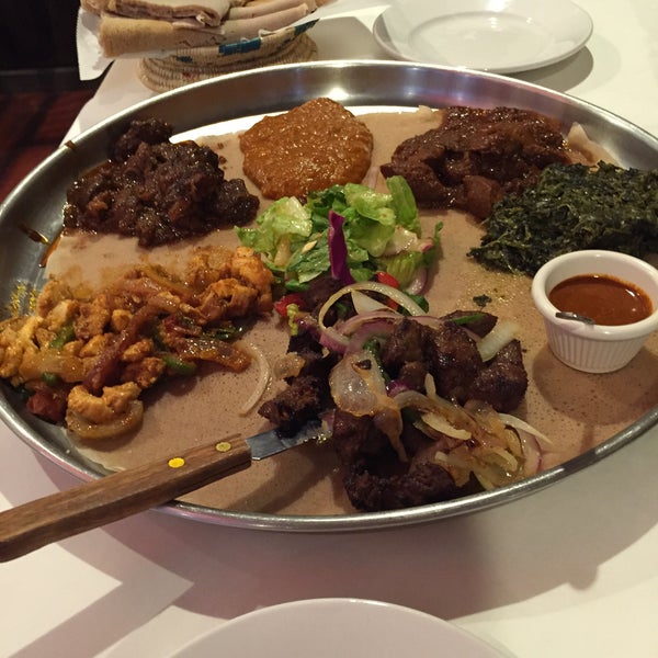 Das Foto wurde bei Demera Ethiopian Restaurant von Nate K. am 9/10/2015 aufgenommen