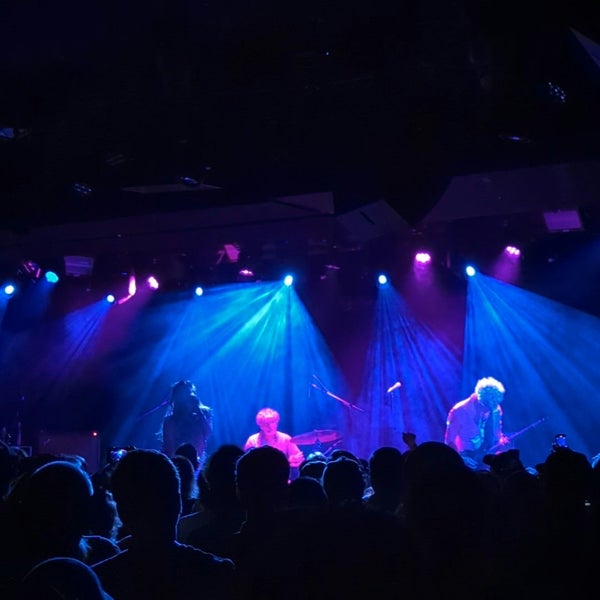 Foto diambil di Le Poisson Rouge oleh Alan S. pada 6/15/2022