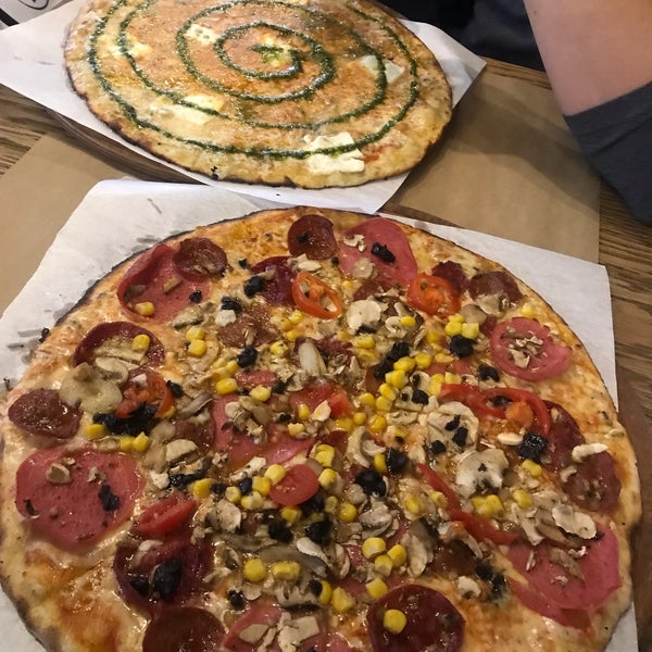 Foto scattata a Pizza Locale da Ayşenur U. il 3/12/2022