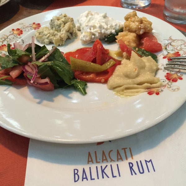 Das Foto wurde bei Alaçatı Balıklı Rum von Esra B. am 8/5/2015 aufgenommen