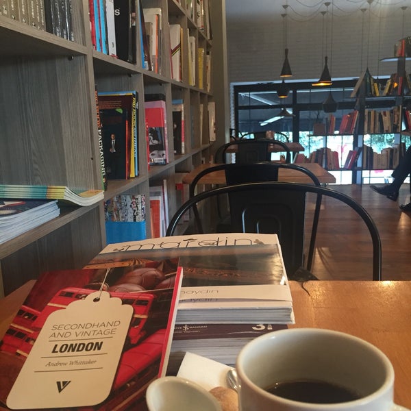 Photo taken at Tasarım Bookshop Cafe by Esra B. on 12/24/2017