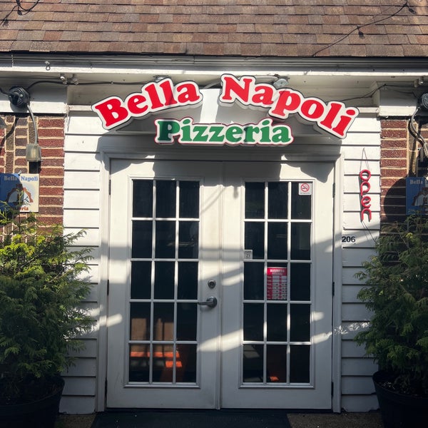 Снимок сделан в Bella Napoli Pizzeria пользователем AbdulAziz 6/17/2022