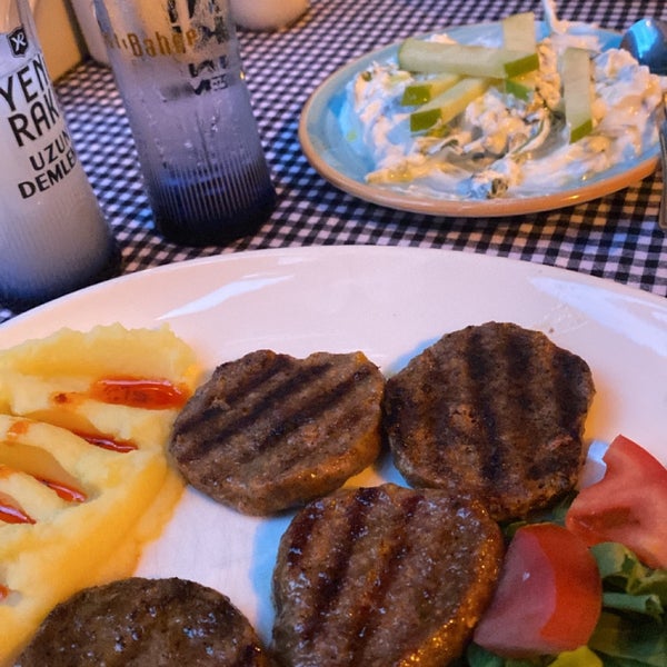 Das Foto wurde bei Şirnaz Ocakbaşı Restaurant von Arzem A. am 11/20/2022 aufgenommen