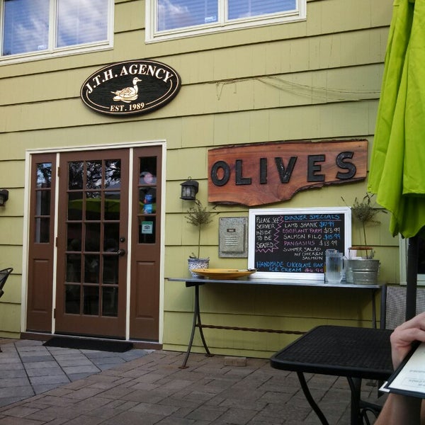Foto tirada no(a) Olive&#39;s Greek Taverna por Michael O. em 8/1/2013