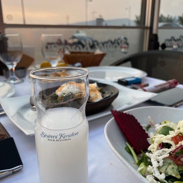 Das Foto wurde bei Birinci Kordon Balık Restaurant von ÖZGÜR am 8/6/2021 aufgenommen