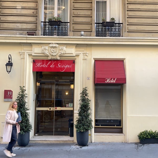 Foto diambil di Hôtel de Sevigne oleh Mohammed .. pada 10/9/2022