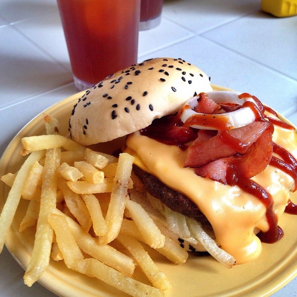 Photo taken at Backyard Burgers by Citoy M. on 11/19/2014