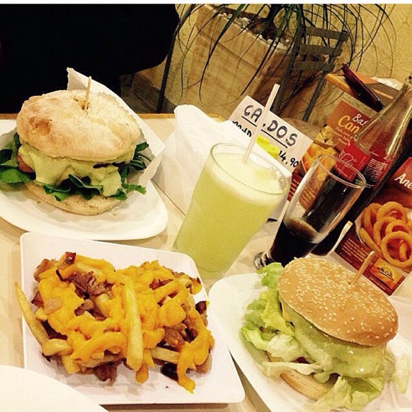 Foto tirada no(a) Dukin&#39;s Burger por João C. em 9/18/2015