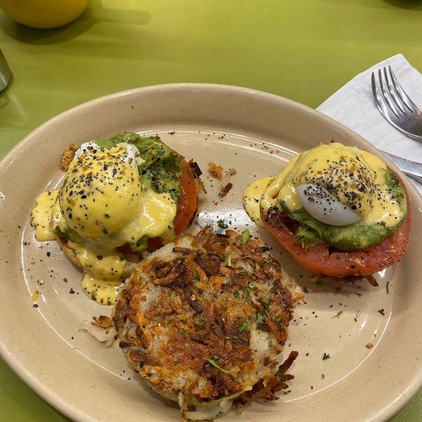 I tried the avocado Benedict and it was perfect and creamy. Service was nice and pleasant. Great atmosphere. Clean too! That’s a plus for me.