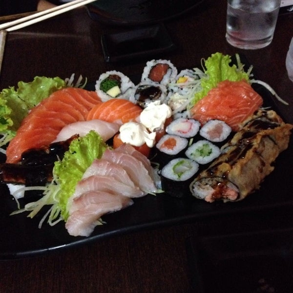 รูปภาพถ่ายที่ Hattori Sushi Bar โดย Aryanne F. เมื่อ 4/28/2014