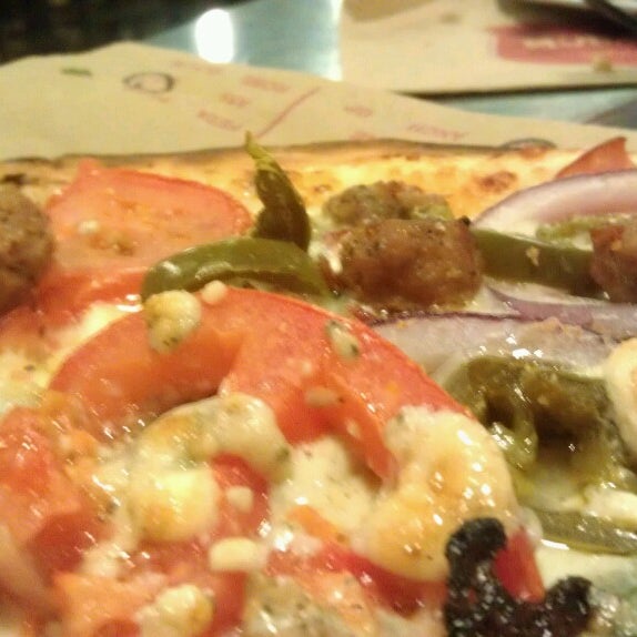 รูปภาพถ่ายที่ Mod Pizza โดย Robin B. เมื่อ 12/15/2013