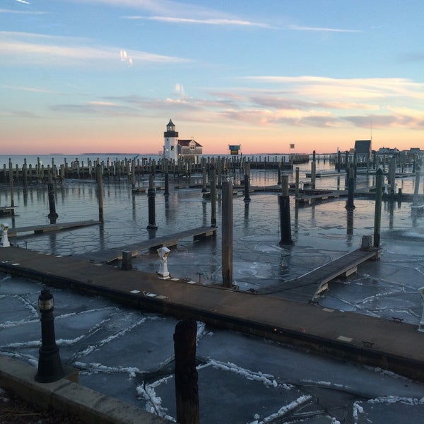 รูปภาพถ่ายที่ Fresh Salt at Saybrook Point Inn โดย Abbie P. เมื่อ 1/17/2015