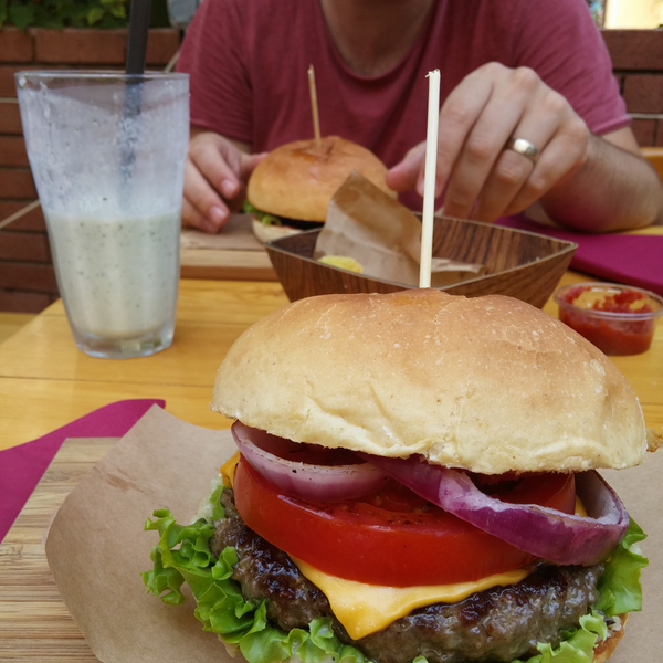Mushroom burger ve kerevizli ayran mükemmeldi😋 patlicanli burger de lezzetliydi ama bize biraz ağır geldi.fiyatlar makul.Kesinlikle denenmeli