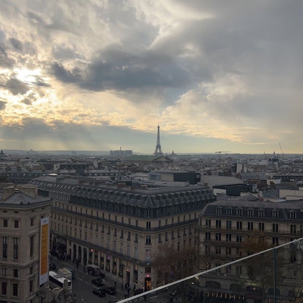 Foto scattata a Terrasse des Galeries Lafayette da 🦂 il 11/30/2023
