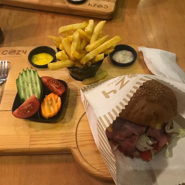 Foto tomada en Cozy Burger &amp; Steak  por 🤗ŞhN🤗 el 1/7/2019