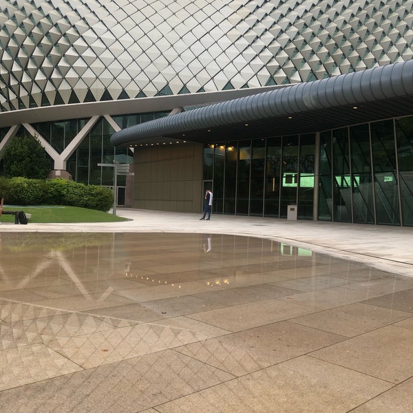Photo taken at Esplanade - Theatres On The Bay by Varnika M. on 4/17/2022